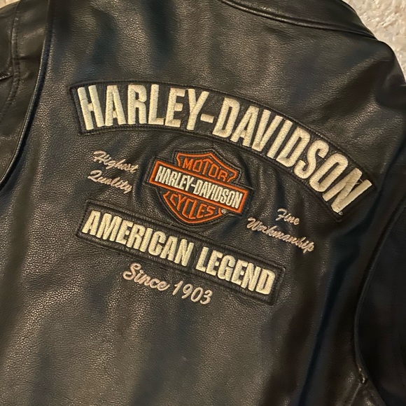 Harley-Davidson leather jacket. Excellent condition.Logo patch on back. Medium - Picture 14 of 17